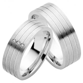 Aufnahme von Eheringen aus Silber mit Mattierung und Diamanten und Rillenmuster