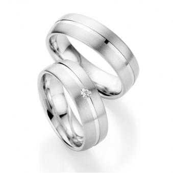 Aufnahme von Eheringen aus Silber mit Mattierung und Diamanten und Rillen
