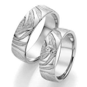 Aufnahme der Eheringe aus Silber mit Struktur und Diamanten