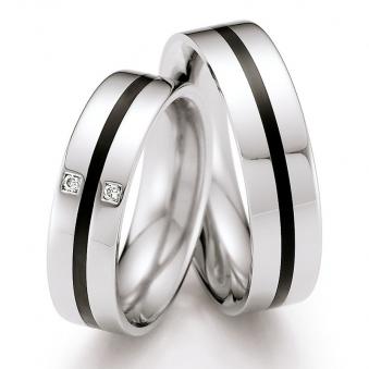 Frontale Aufnahme von Eheringen aus Edelstahl mit schwarzem Keramikstreifen und Diamant