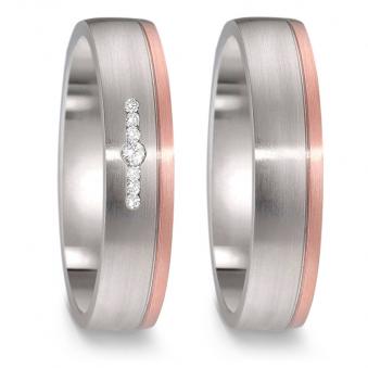 Aufnahme der Titan Trauringe mit Roségold Rand längstmattiert mit 7 Diamanten in Linie