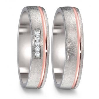 Aufnahme der Titan Eheringe eismattiert mit Roségold Vertiefung mit 5 Diamanten in Kanalfassung
