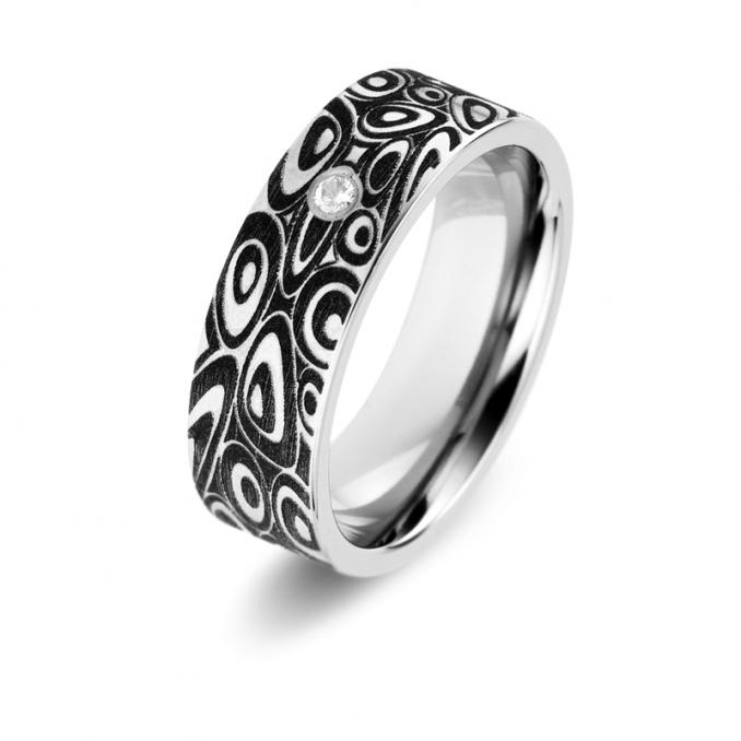 Aufnahme von Eheringen aus Titan mit Diamanten und Außengravur mit Kreismuster