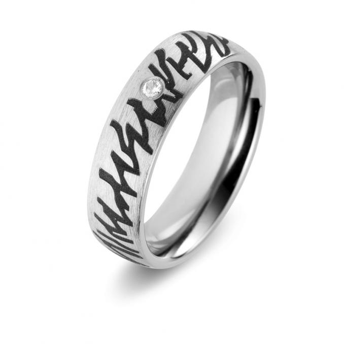 Aufnahme von Eheringen aus Titan mit Diamanten und schwarzer Gravur als Zackenmuster