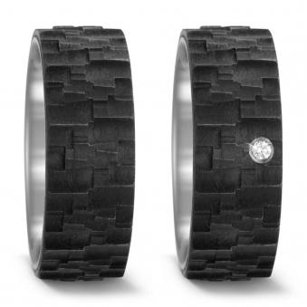 Aufnahme von Carbon & Titan Eheringen mit strukturierter Oberfläche und Diamanten