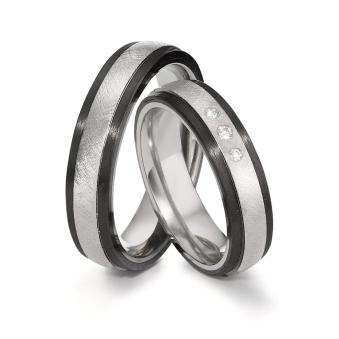 Eismatte Eheringe aus Titan&Carbon mit drei Diamanten bicolor