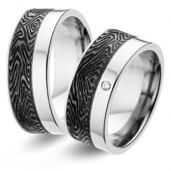 Aufnahme von Carbon und Titan Partnerringen mit Maserung in Holzoptik und Diamanten