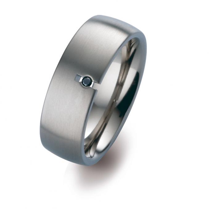 Aufnahme von breiten Eheringen aus Titan mattiert mit schwarzem Diamanten