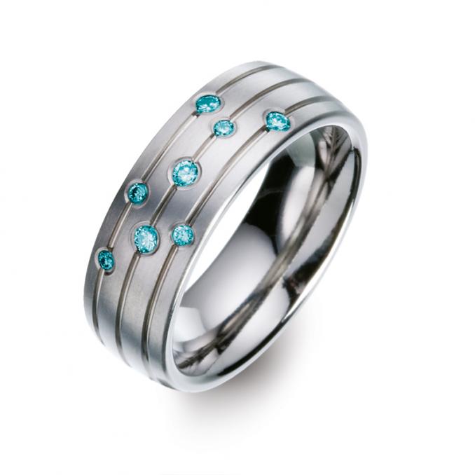 Aufnahme von Eheringen aus Titan mattiert mit Rillen und acht blauen Diamanten