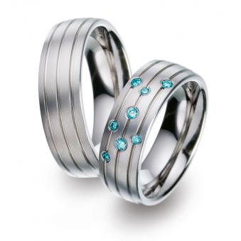 Aufnahme von Eheringen aus Titan mattiert mit Rillen und acht blauen Diamanten