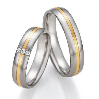 Bicolore Titan Trauringe mit Gelbgoldstreifen und Diamanten 4560118
