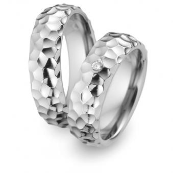 Aufnahme von Eheringen aus Titan mit  Hammerschlag und Diamanten