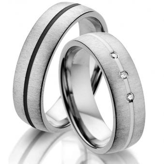 Aufnahme von Quergebürsteten Eheringen aus Titan mit drei Diamanten und Keramikstreifen 