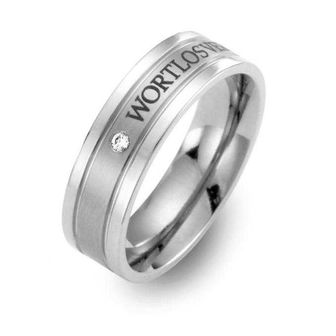 Aufnahme von matten und polierten Trauringen aus Titan mit Diamanten und Außengravur 