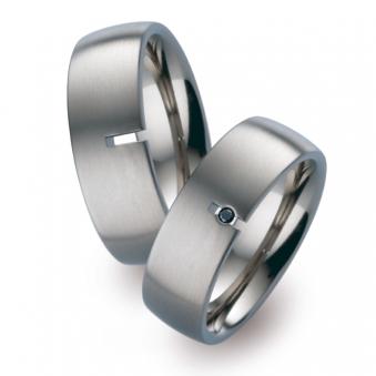 Aufnahme von breiten Eheringen aus Titan mattiert mit schwarzem Diamanten