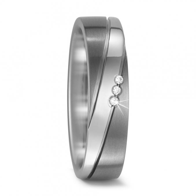 Aufnahme von Ehering aus mattem Titan mit poliertem Streifen und Diamanten