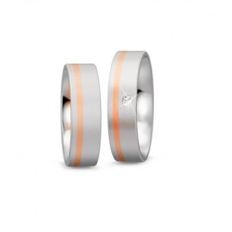 Aufnahme von bicoloren Partnerringen aus Titan mit Rotgold und Brillianten