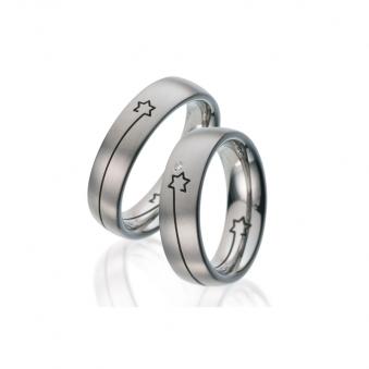 Formschöne Eheringe aus Titan mit Sternenmuster und Diamanten 8926871