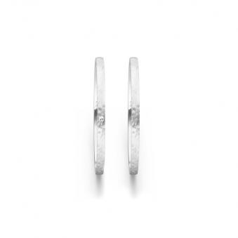 Aufnahme von schmalen Eheringen aus Weissgold in 1,5 mm Breite mit Hammerschlag und Diamant