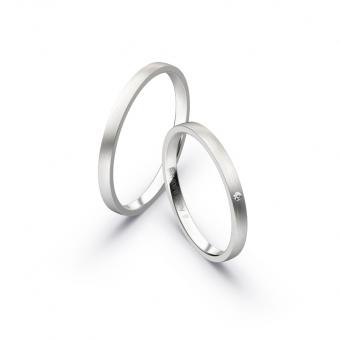Aufnahme von schmalen Eheringen aus Weissgold in 2 mm Breite mit Diamant und Mattierung 