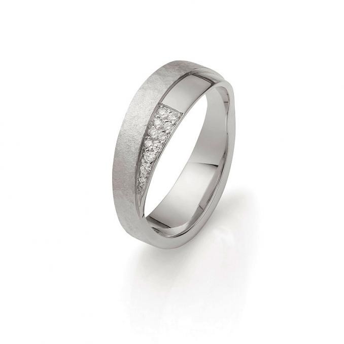 Aufnahme von Palladium 500 Eheringen mit gehämmerter und polierter Flächen und vielen Diamanten
