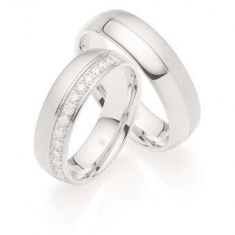 Extravagante Platin Eheringe mit vielen Diamanten und Quermattierung 