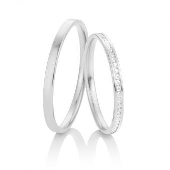 Aufnahme von schmalen Eheringen aus Weissgold mit Diamanten in Kanalfassung
