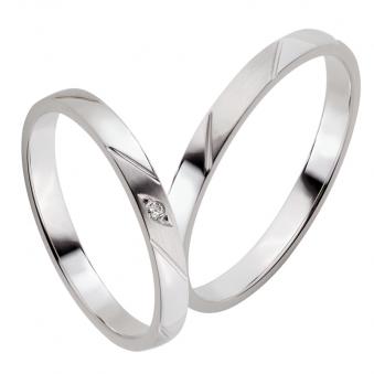 Aufnahme von schmalen Platin 600 Eheringen mit Diamanten und Rillenmuster