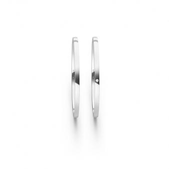 Aufnahme von schmalen Eheringen aus Weißgold in 1 mm Breite mit Diamant und Polierung