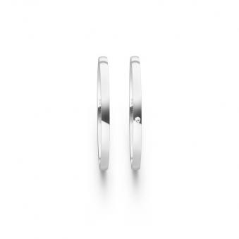 Aufnahme von schmalen Eheringen aus Weißgold in 1,5 mm Breite mit Diamant und Polierung