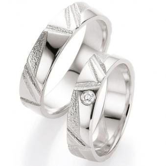 Aufnahme von Silber Trauringen mit Diamanten und geometrischer Musterung