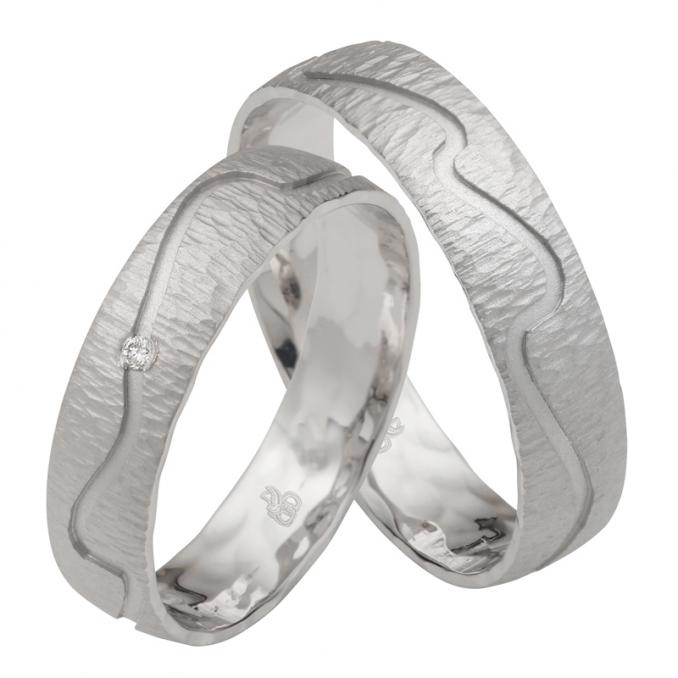 Besondere Weissgold Eheringe mit Diamanten und strukturierter Oberfläche 8926961