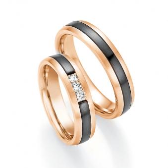 Aufnahme von Eheringen aus Rosegold mit Diamanten und Streifen aus Zirconium 