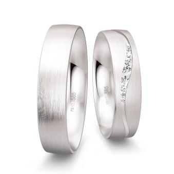 Eheringe aus längsmattiertem Weißgold mit Diamanten in gewellter Rille