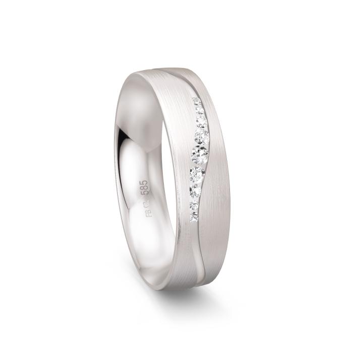 Ehering aus längsmattiertem Weißgold mit Diamanten in gewellter Rille