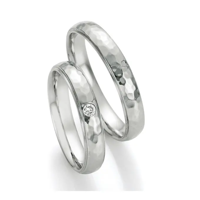 Gehämmerte Stahl Eheringe mit Diamanten