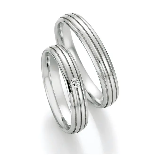 Polierte Stahl Eheringe Trauringe mit Diamanten und Rilledesign