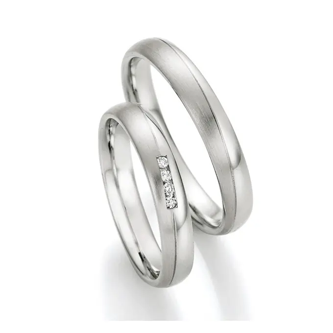 Matte Stahl Eheringe mit 4 Diamanten in diagonal verlaufender Vertiefung