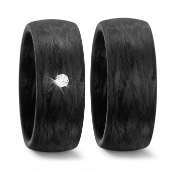 Aufnahme von Eheringen aus Carbon mit Maserung und mittigem Diamanten