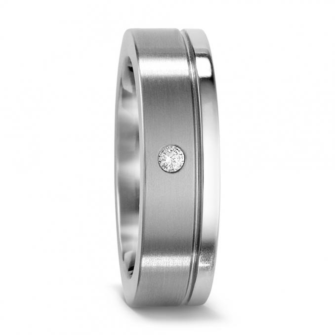 Aufnahme von Eheringe aus Titan, mattiert mit einem großen Diamanten