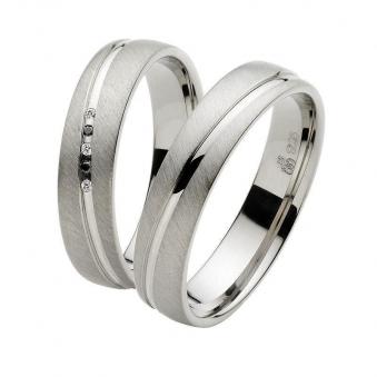 Frontale Aufnahme von quermatten Palladium 500 Eheringe mit weißen und schwarzen Diamanten in Rille
