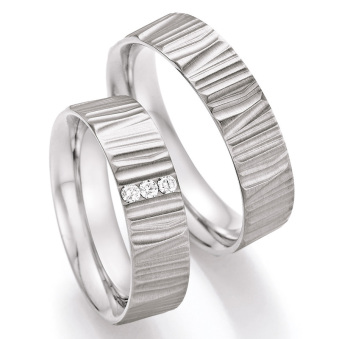 Eheringe Trauringe aus Titan mit Struktur wellenförmig mittig 3 Diamanten Ruesch Collection Nowotny 