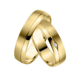 Aufnahme von Eheringen aus Gelbgold mit matter und polierter Flächen mit Diamant in Vertiefung