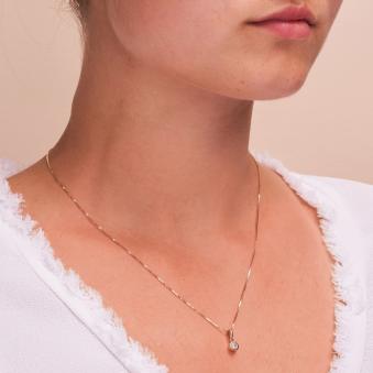 Aufnahme vom Kettenanhänger aus poliertem Gelbgold 585 mit Zirkonia 