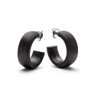 Aufnahme von breiten Creolen aus Carbon ohne Steine 