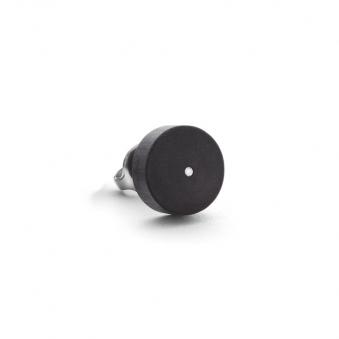 Aufnahme von schwarzen Ohrsteckern aus Carbon mit weißen Diamanten 