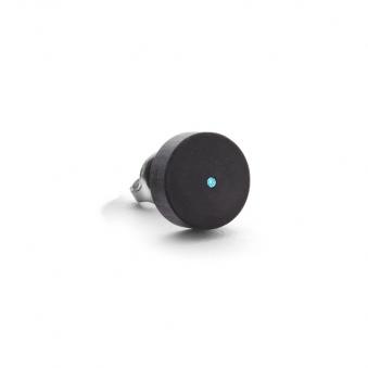 Aufnahme von schwarzem Ohrstecker aus Carbon mit blauem Diamanten