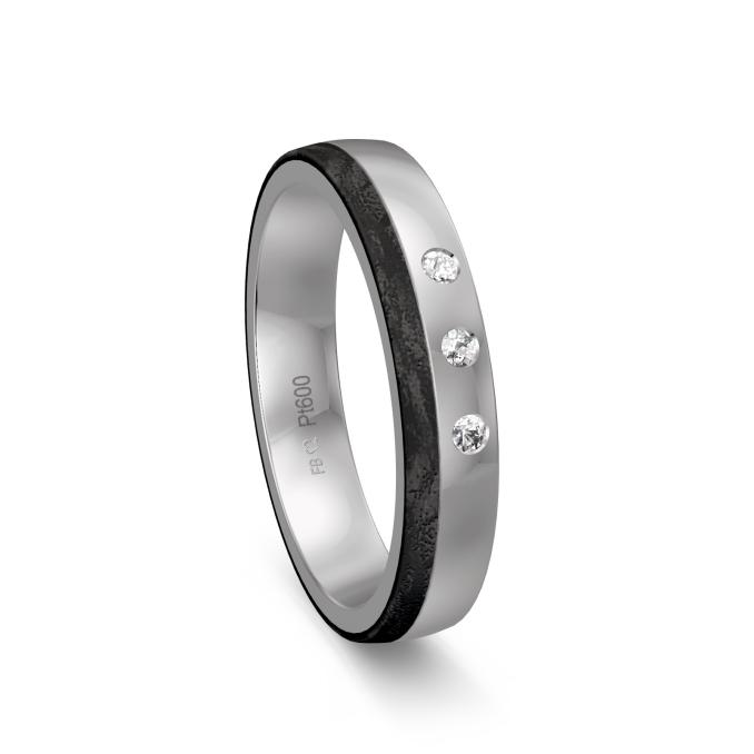 Polierter Ehering aus Platin und Carbon mit seitlichem Muster und Diamanten