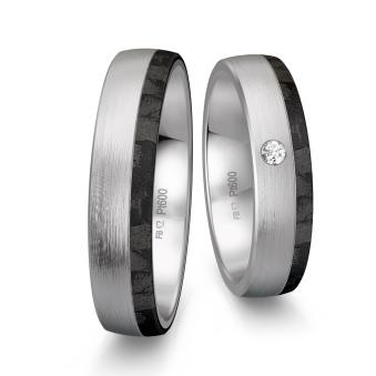 Längsmatte Eheringe aus Platin mit Carbonstreifen mit Diamanten
