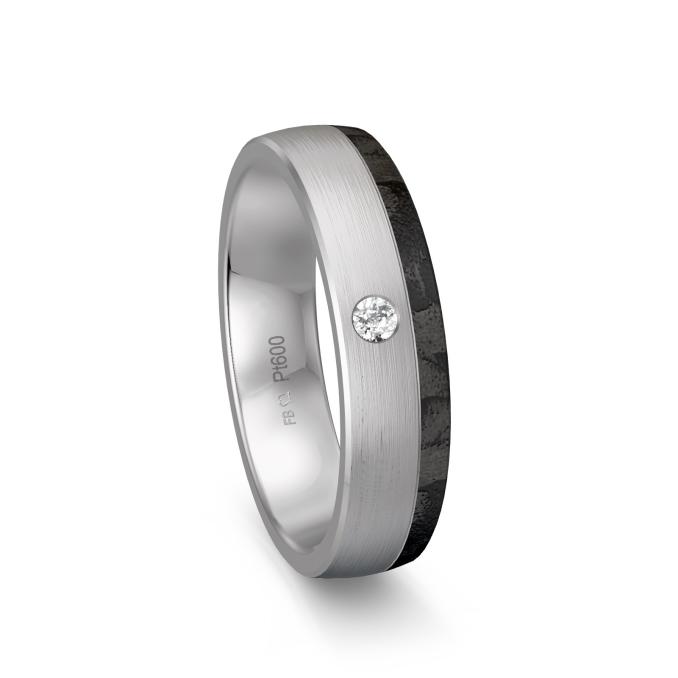 Längsmatter Ehering aus Platin mit Carbonstreifen mit Diamanten